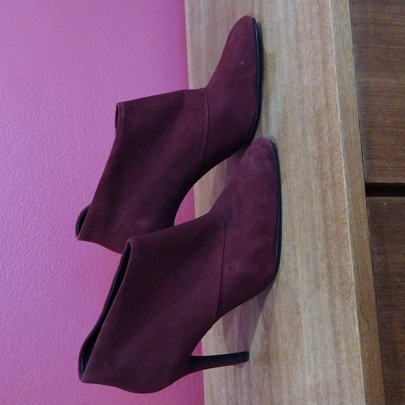 Zara women's ankle boots with heel. Burgundy color. EUC. Size 9 (US) - Picture 3 of 11